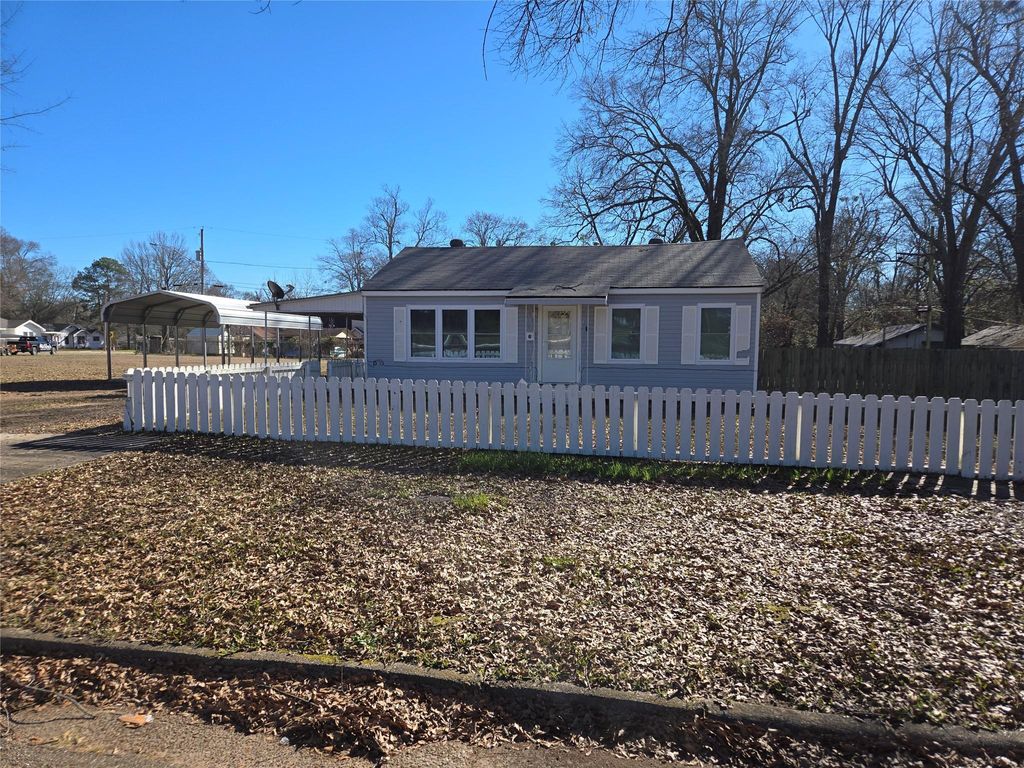 Photo of 1711 W W 17th Street, Texarkana, TX 75501 (MLS # 39159432)
