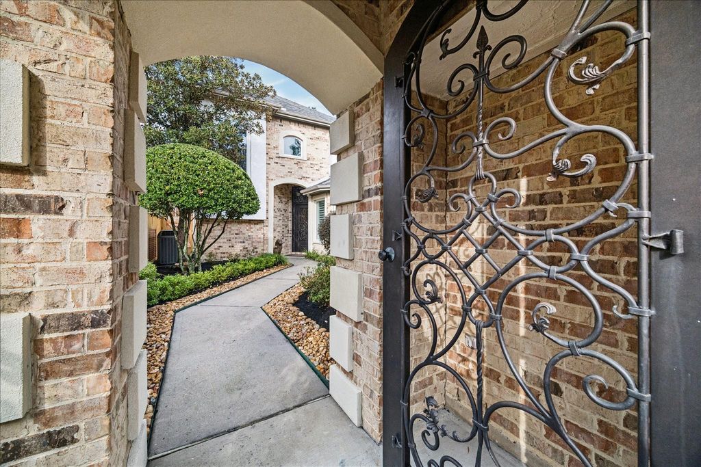Photo of 2831 N Cotswold Manor Drive, Houston, TX 77339 (MLS # 58188321)