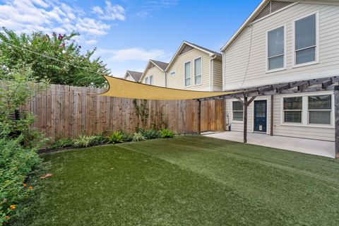 Photo of 702 E 6th 1/2 Street, Houston, TX 77007 (MLS # 44130304)