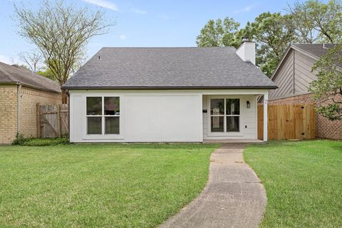 Photo of 2 Sandelwood Trl Trail, Beaumont, TX 77706 (MLS # 17832111)