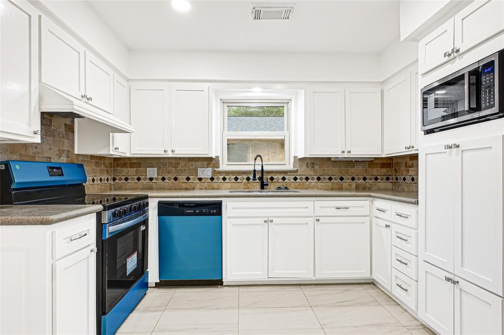 Photo of 1418 Pirates Cove, Houston, TX 77058 (MLS # 17604491)