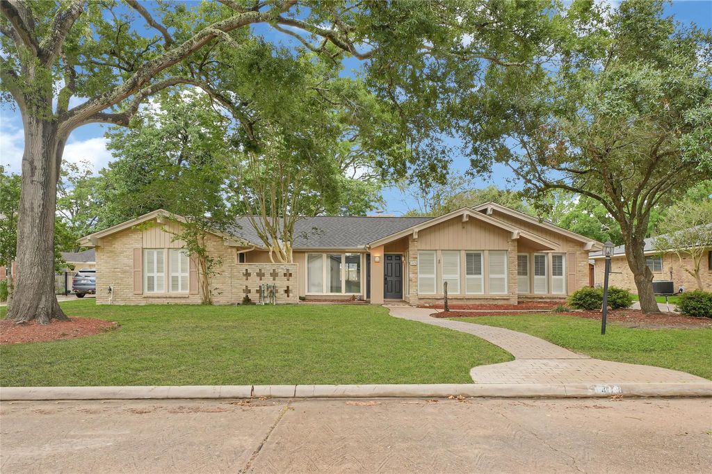 Photo of 1418 Pirates Cove, Houston, TX 77058 (MLS # 17604491)