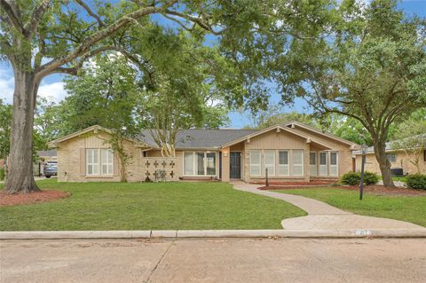 Photo of 1418 Pirates Cove, Houston, TX 77058 (MLS # 17604491)