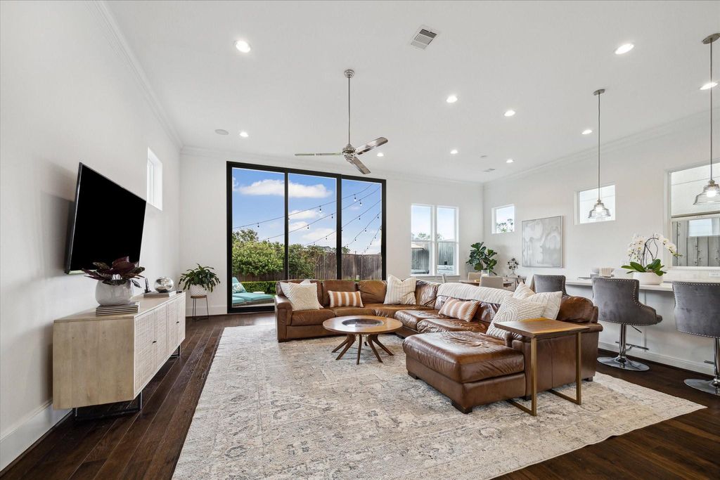 Photo of 6122 Cottage Grove Lake Drive, Houston, TX 77007 (MLS # 26592358)