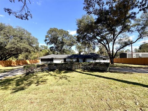 Photo of 11332 Highcrest Drive Dr, Conroe, TX 77303 (MLS # 26422394)