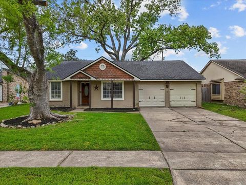 Homes For Sale - 419 Forest Hills Drive<br/> Galveston County, League City, TX 77573