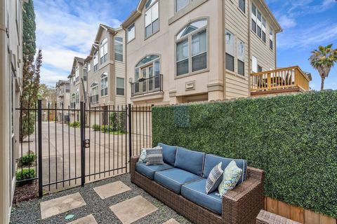 Photo of 126 Detering Street #D, Houston, TX 77007 (MLS # 33130511)