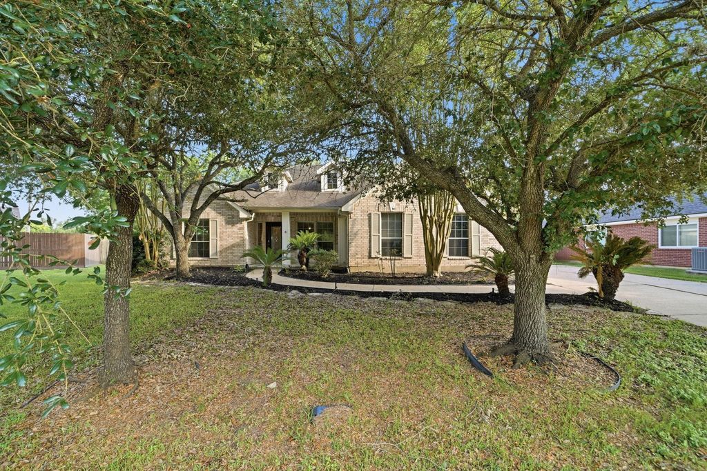 Photo of 11 Crest, Houston, TX 77082 (MLS # 64213322)