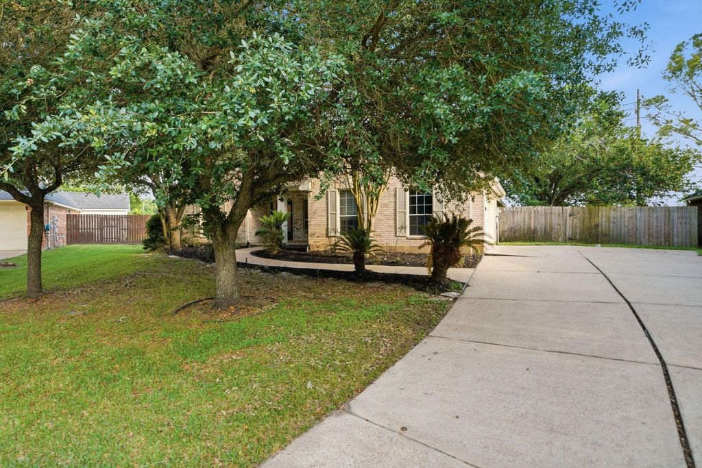 Photo of 11 Crest, Houston, TX 77082 (MLS # 64213322)