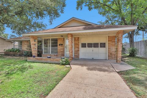 Photo of 3919 Gardendale Drive, Houston, TX 77092 (MLS # 91646367)