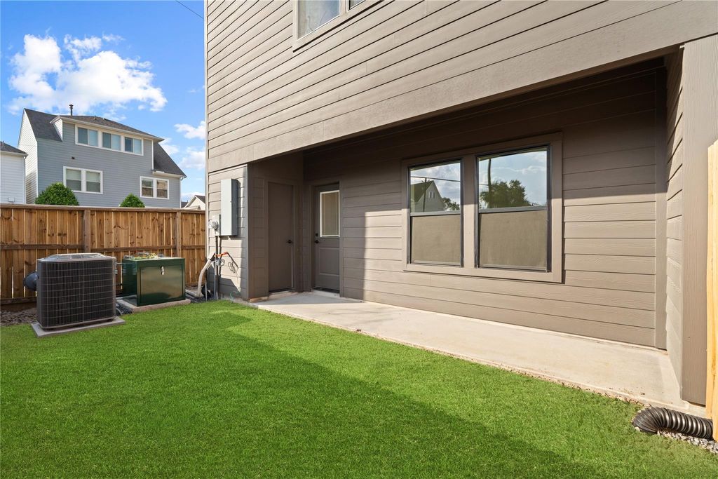 Photo of 1614 Ojeman Road Rd #J, Houston, TX 77055 (MLS # 97983632)