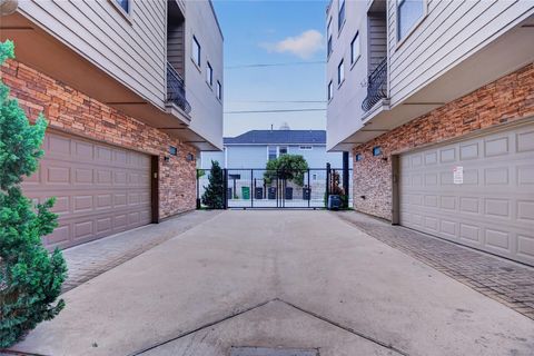 Photo of 1420 Wilson Street, Houston, TX 77019 (MLS # 90113497)