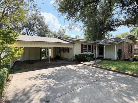 Photo of 206 N 9th Street, Crockett, TX 75835 (MLS # 65638587) Photo of 206 N 9th Street, Crockett, TX 75835 (MLS # 65638587)