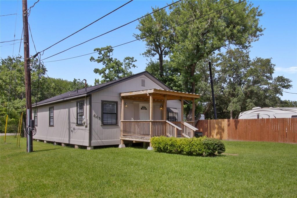 Photo of 805 28 1/2 St, San Leon, TX 77539 (MLS # 13297393)