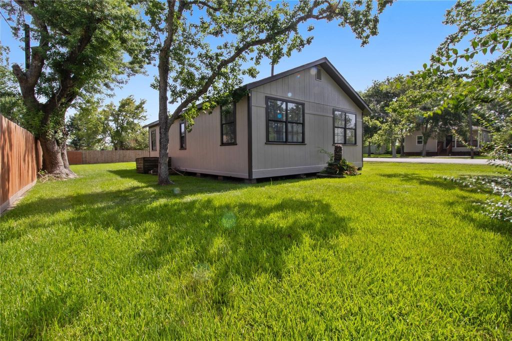 Photo of 805 28 1/2 St, San Leon, TX 77539 (MLS # 13297393)