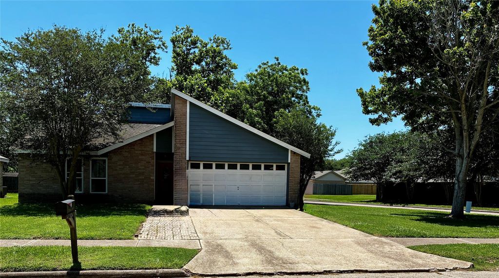Photo of 2 Sarita Road, Angleton, TX 77515 (MLS # 49361603)