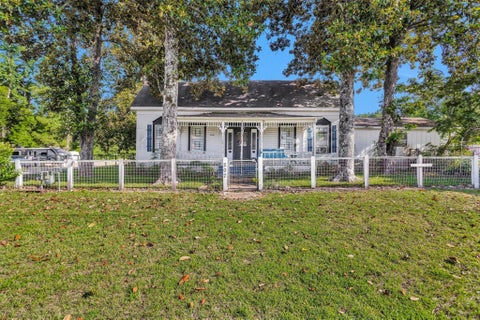 Photo of 207 W Elder Street, Colmesneil, TX 75938 (MLS # 35496942)