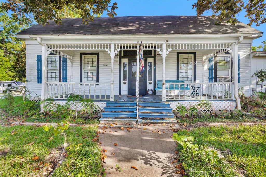 Photo of 207 W Elder Street, Colmesneil, TX 75938 (MLS # 35496942)