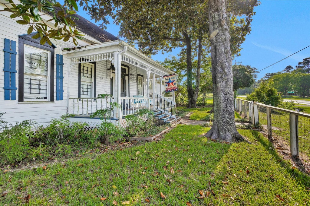 Photo of 207 W Elder Street, Colmesneil, TX 75938 (MLS # 35496942)