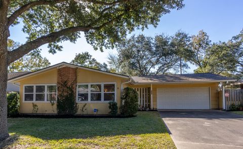 Photo of 6131 Darnell Street, Houston, TX 77074 (MLS # 65021355)