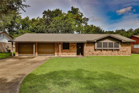Photo of 609 Sycamore Street, Lake Jackson, TX 77566 (MLS # 47928218)