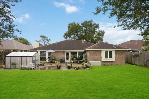 Homes For Sale - 2118 Aberdeen Drive<br/> Galveston County, League City, TX 77573