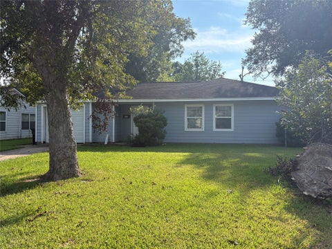 Photo of 825 Magnolia Street, Lake Jackson, TX 77566 (MLS # 66067702)