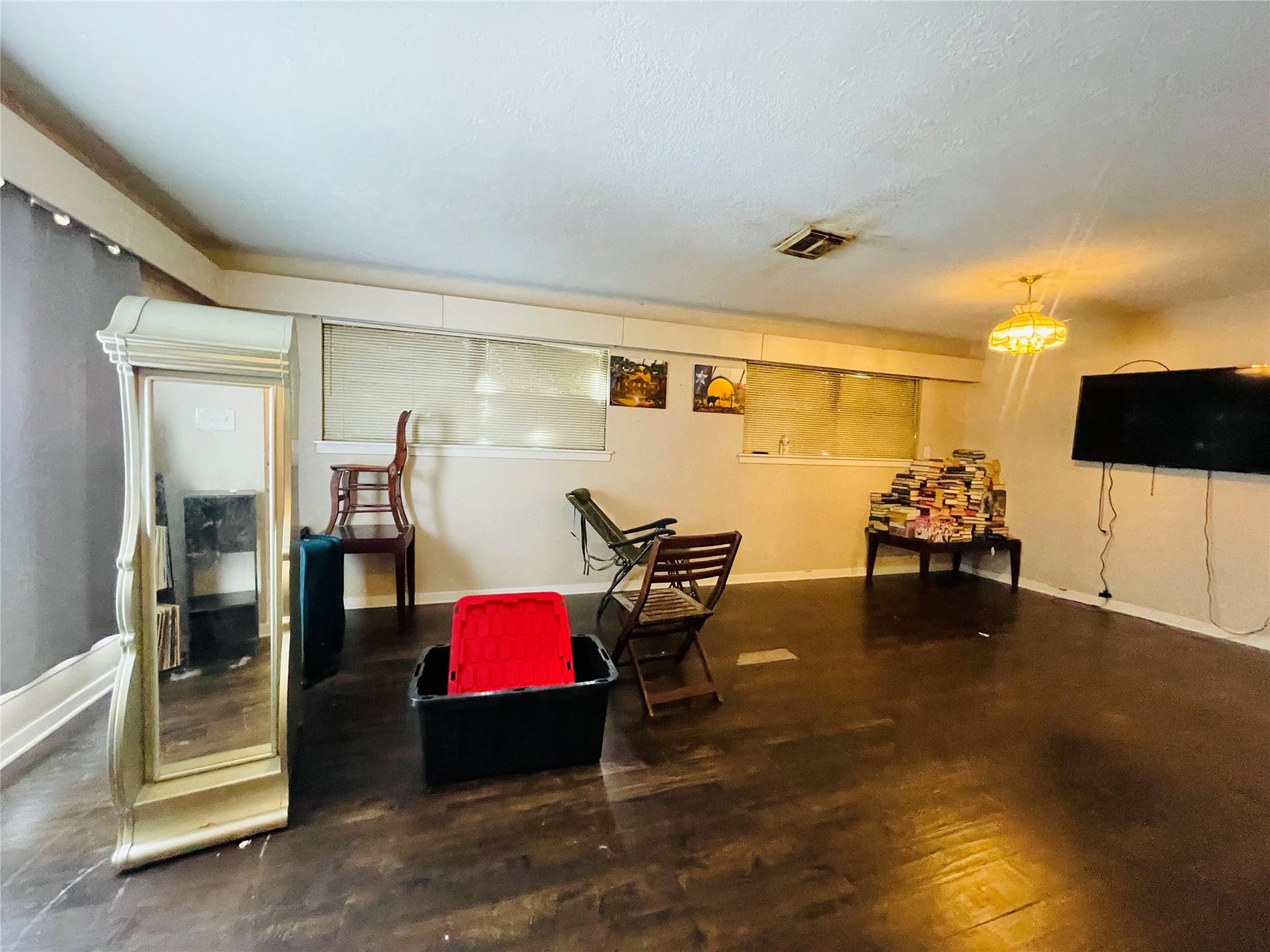 1747 W 10th Street
