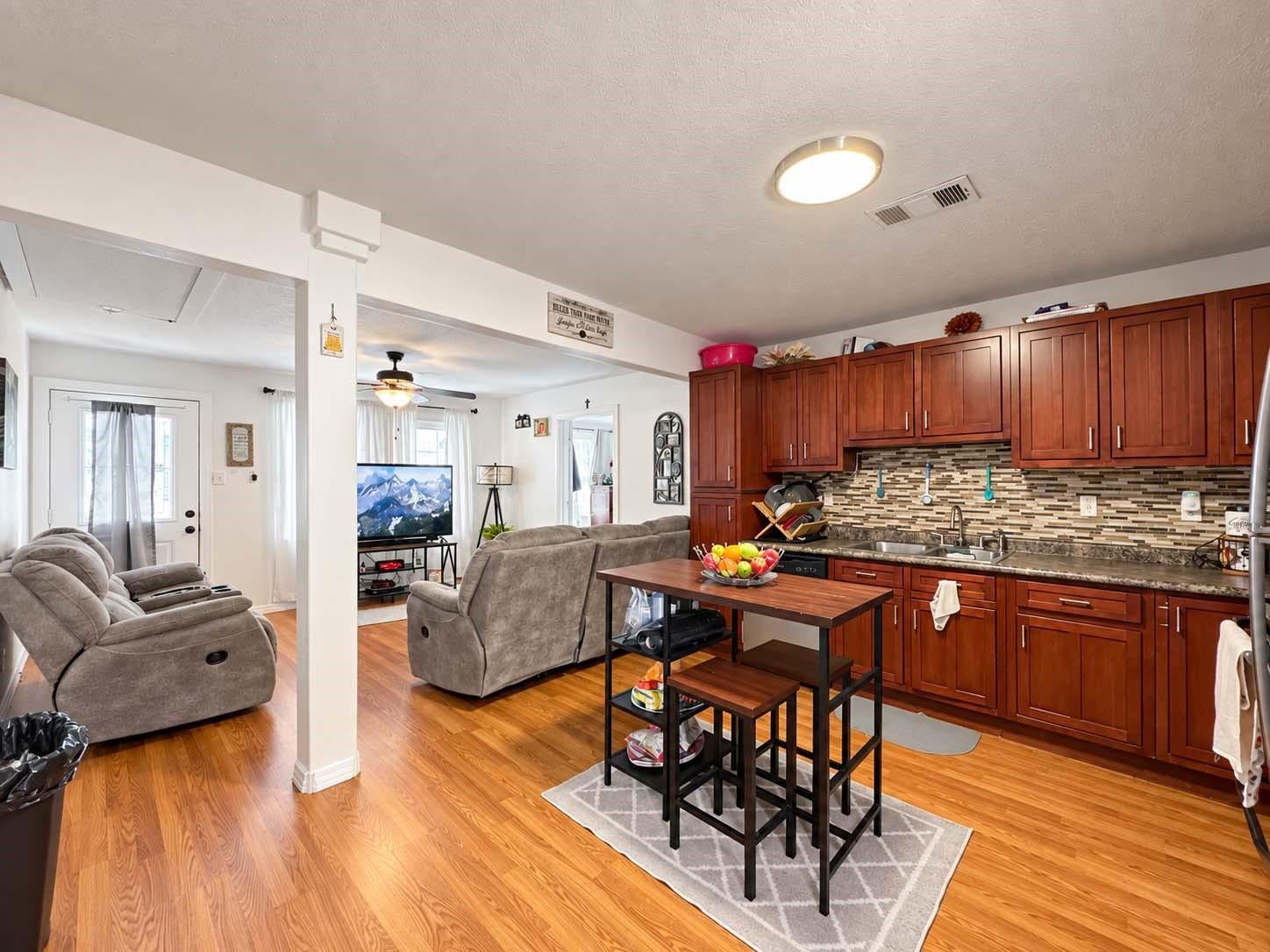 828 Robinson Road