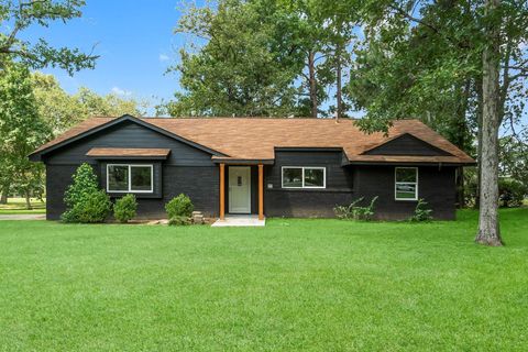 Photo of 62 Greenbriar Drive, Conroe, TX 77304 (MLS # 21361551)