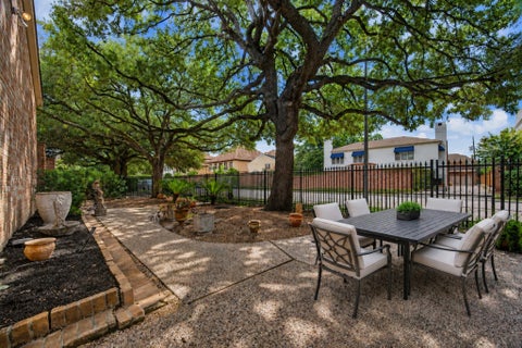 Townhouse For Sale - 1723 Nantucket Drive<br/> Houston, TX 77057