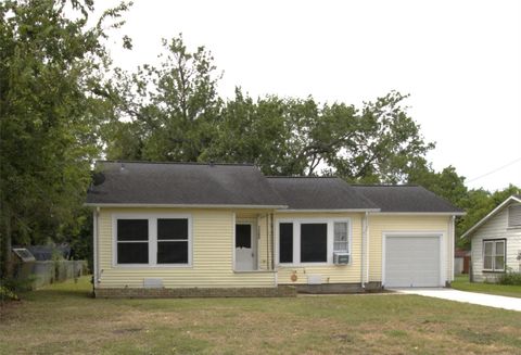 Photo of 1109 Manor Drive, Victoria, TX 77901 (MLS # 11814365)