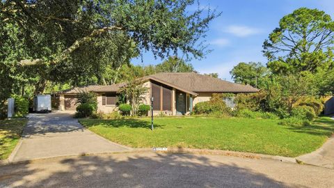 Photo of 1718 Fairhill Circle, Texas City, TX 77591 (MLS # 46813292)