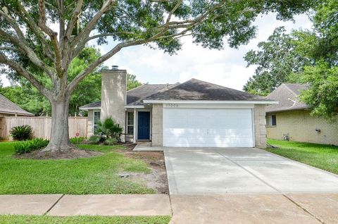 Photo of 17006 Enchanted Circle E, Sugar Land, TX 77498 (MLS # 87889822)