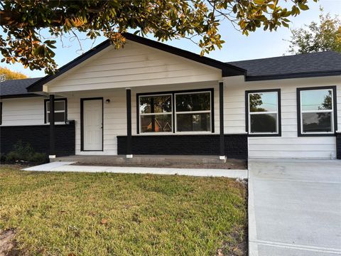 Photo of 1310 Canterview Drive, Houston, TX 77047 (MLS # 89129570)