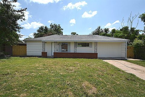 Photo of 5934 Willow Glen Drive, Houston, TX 77033 (MLS # 68053829) Photo of 5934 Willow Glen Drive, Houston, TX 77033 (MLS # 68053829)