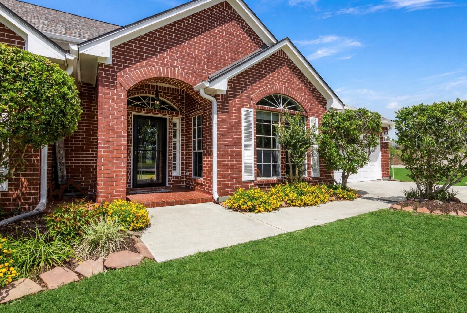 143 Lago Circle Drive N