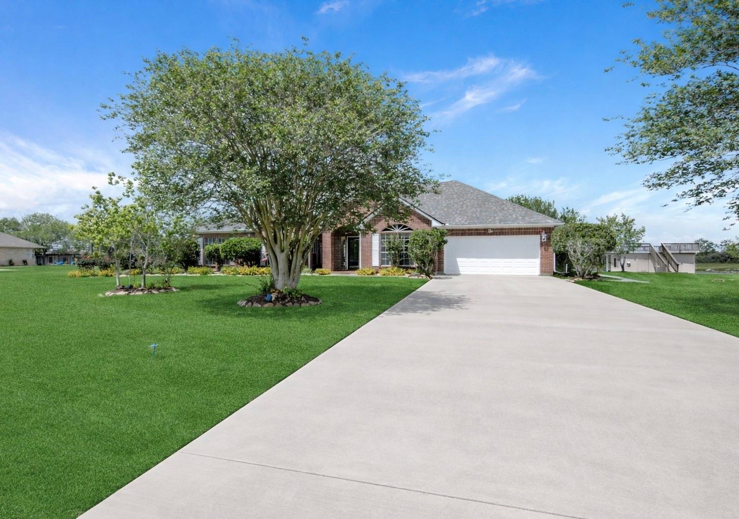 143 Lago Circle Drive N