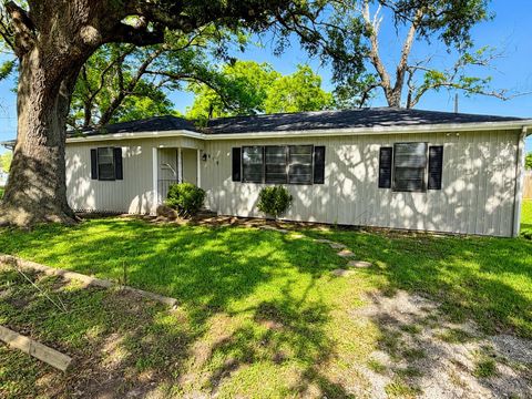 Photo of 819 W Kyle Road, Clute, TX 77531 (MLS # 20427702)