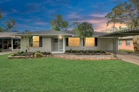 Photo of 2215 Gardenia Drive, Houston, TX 77018 (MLS # 54506189) Photo of 2215 Gardenia Drive, Houston, TX 77018 (MLS # 54506189)