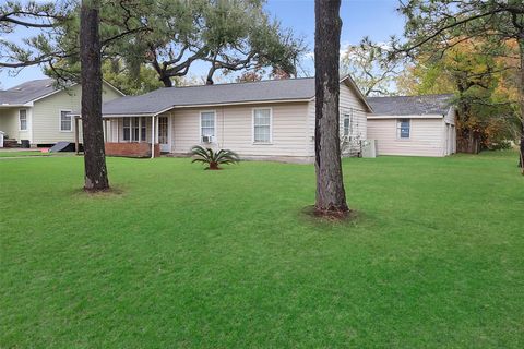 Photo of 727 S Iowa Street, La Porte, TX 77571 (MLS # 31868348)