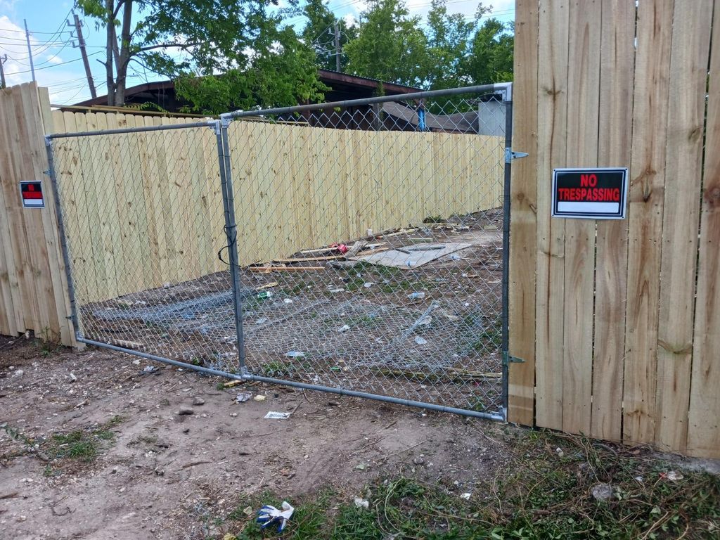 Photo of 629 E 37th Street, Houston, TX 77022 (MLS # 20352610)