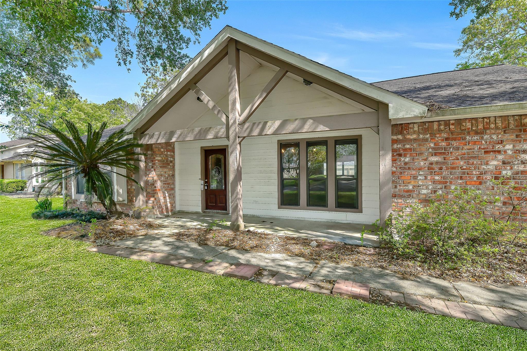 1116 W Castlewood Avenue