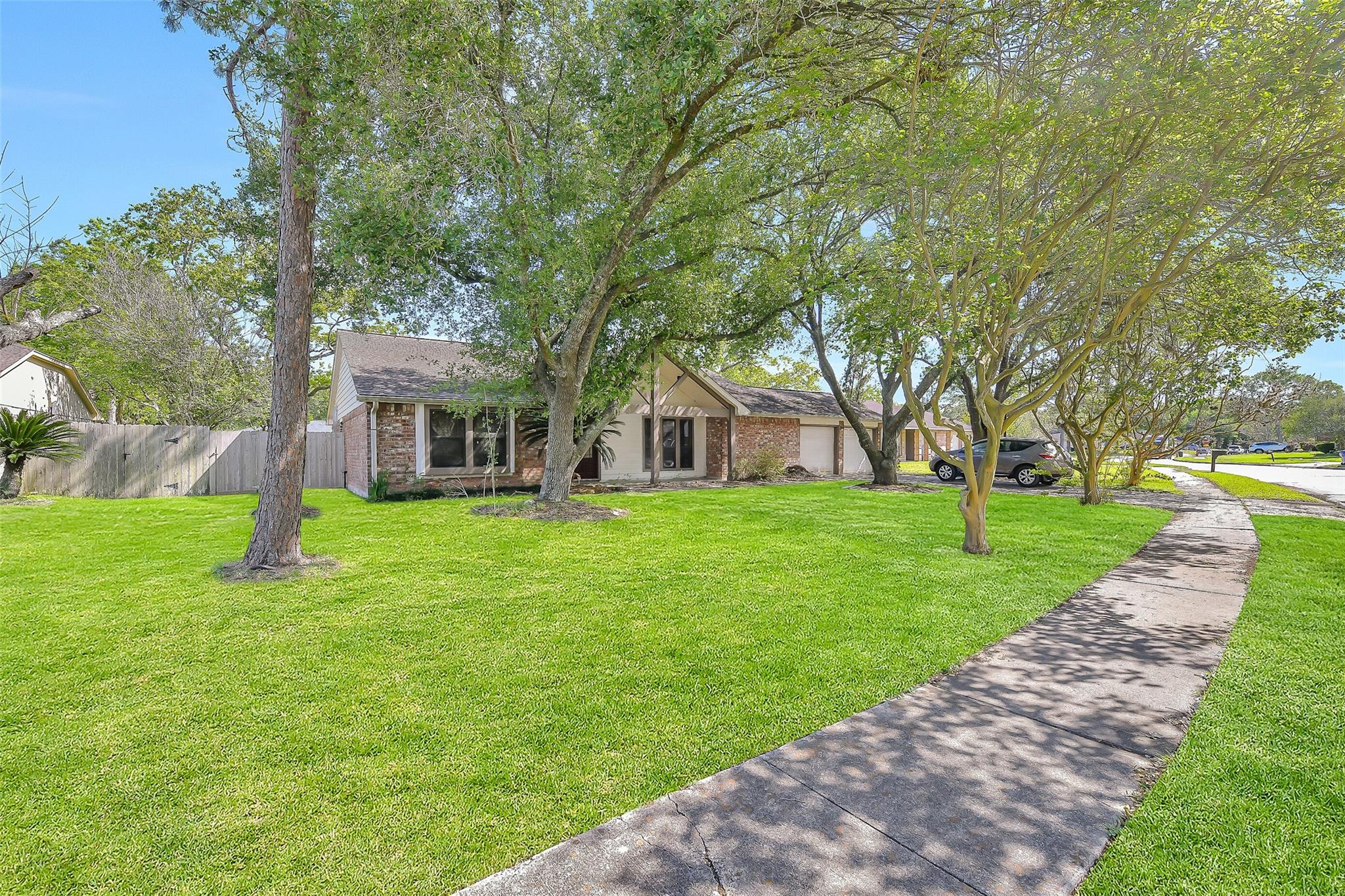 1116 W Castlewood Avenue