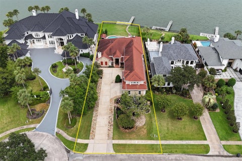Homes For Sale - 102 Twin Oaks Way<br/> Kemah, TX 77565