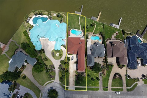 Homes For Sale - 102 Twin Oaks Way<br/> Kemah, TX 77565