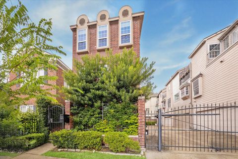 Photo of 2506 Van Buren Street, Houston, TX 77006 (MLS # 3543440)