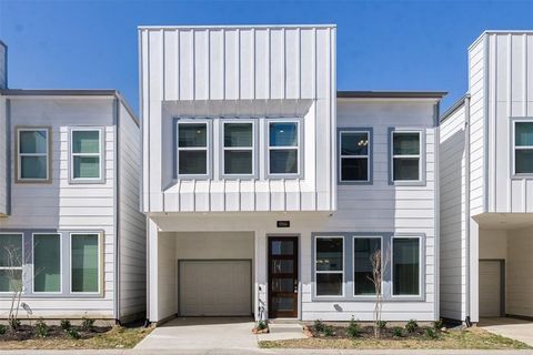 Photo of 7713 Rainbow Close Lane, Houston, TX 77055 (MLS # 70468307)