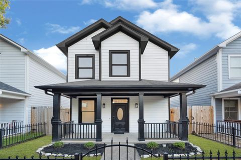 Photo of 919 W 25th Street #A, Houston, TX 77008 (MLS # 63210191)