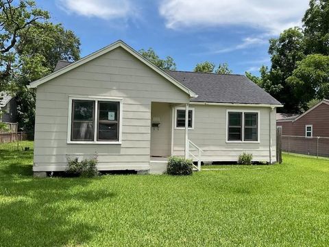 Homes For Sale - 2302 Oaklawn Drive<br/> La Marque, TX 77568